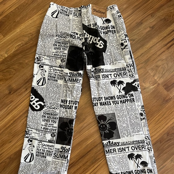 *****SOLD*****Holiday the label newsprint jeans y2k style size m - Picture 4 of 5